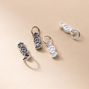 Dettaglio di ciondoli a forma di caramella in argento sterling S925 in due diverse finiture.