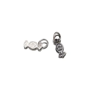 Macro di due pendenti in argento sterling S925 a forma di caramella con stella.