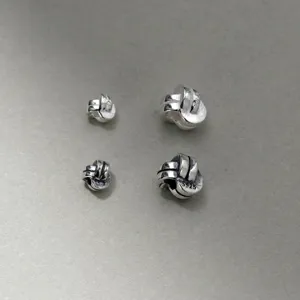 Gros plan de perles en argent sterling S925 avec texture de nœud antique pour DIY