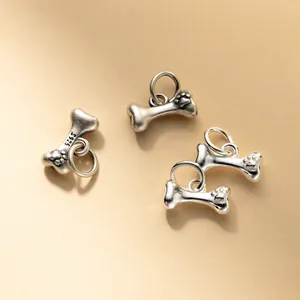 Detail van S925 sterling zilveren retro botbedeltjes met pootafdrukken voor sieraden