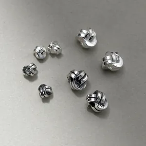 Vue macro de perles de nœud en argent sterling S925 pour création bijoux