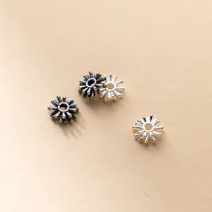 Détails macro des perles d'espacement en argent sterling S925 pour la création de bijoux.