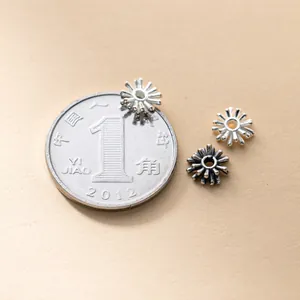 Détail macro de perles d'espacement en argent sterling S925 en forme de feu d'artifice