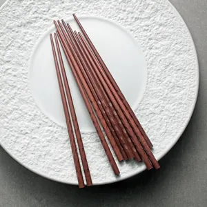 Handgefertigte japanische Rotsandelholz-Essstäbchen mit rutschfester Textur auf Teller