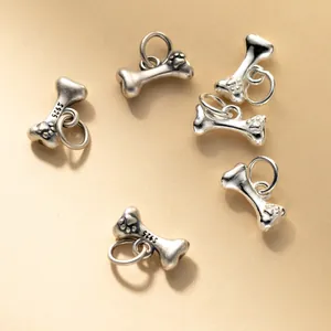 Macro-weergave van S925 sterling zilveren botvormige hangers met gedetailleerde pootafdrukken