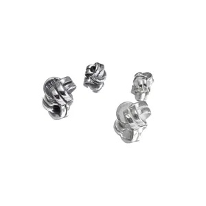 Vue rapprochée détaillée de perles d'espacement en argent S925 à nœud triangulaire pour bijoux.