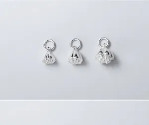 Macro-opname van drie S925 zilveren lotusbloemhangers voor DIY sieraden maken