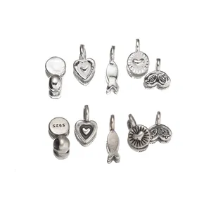 Detailweergave van S925 zilveren mini hart en vis hangers voor DIY sieraden maken