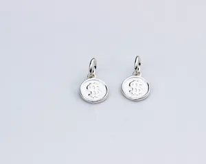 Close-up van S925 sterling zilveren dollarteken bedels voor doe-het-zelf sieraden maken