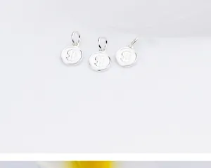 Detailopname van S925 sterling zilveren dollarteken hangers voor DIY-sieraden