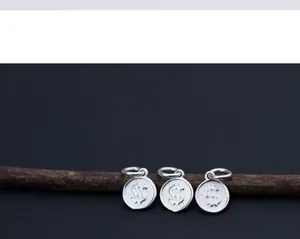 Macro-weergave van ronde hangers van sterling zilver met dollarteken gravure