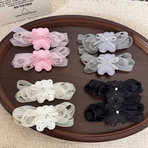 Bonitos clips para el pelo con lazo de malla, osos bordados y detalles de strass.