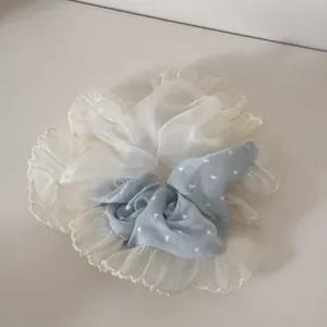 Detail von Organza und Herzmuster Stoff mit Spitzenkanten an diesem Haargummi Scrunchie