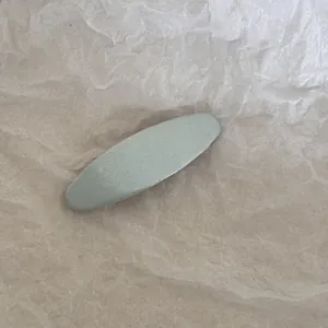 Gros plan sur la texture du tissu bleu clair d'une pince à cheveux BB style coréen