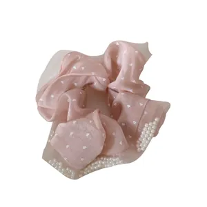 Elegantes rosa Scrunchie mit Herzmuster, Perlenverzierung und zartem Spitzenbesatz.