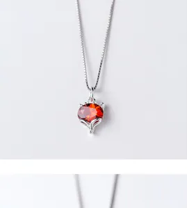 Primer plano detallado de un elegante collar de plata S925 con colgante de zorro rojo