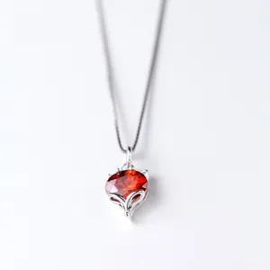 Elegante collar con colgante de zorro de plata S925 y una piedra preciosa roja brillante