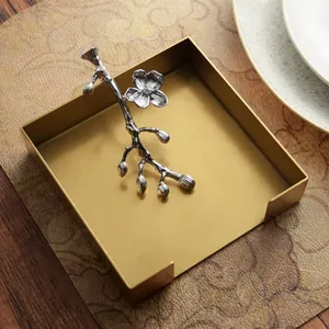 Elegante servilletero cuadrado dorado con peso de rama de azahar plateada