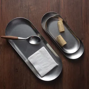 Vintage Japanse stijl ovale metalen tray voor snacks of handdoekopslag.