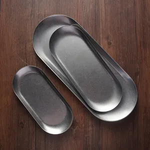 Retro Japanse stijl ovale metalen opbergplateaus met matte textuur op hout