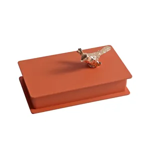 Grande boîte à cure-dents orange rectangulaire avec figurine d'oiseau pie dorée