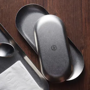 Vintage Japanse ovale metalen tray met verouderde afwerking voor snacks en decor