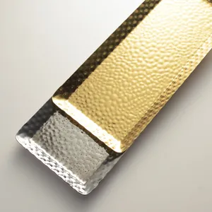 Gehamerde roestvrijstalen rechthoekige dienbladen in goud en zilver