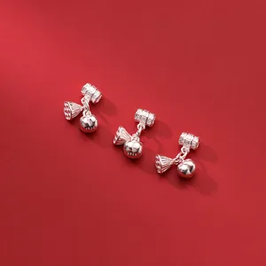 S925 sterling zilveren retro lotus bedels voor DIY armbanden op een rode achtergrond