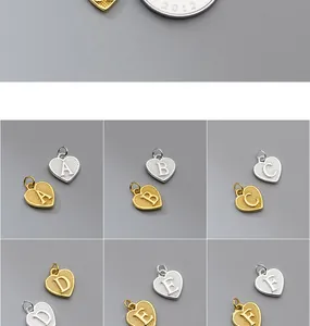 Detalle de dijes de alfabeto en forma de corazón oro y plata A a F para joyería artesanal