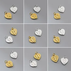 Escaparate de dijes de letras en forma de corazón de plata S925 con acabados en oro y plata