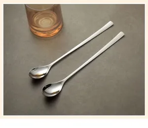 Gedetailleerde weergave van twee roestvrijstalen roerlepels met lange steel voor koffie.
