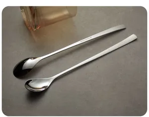 Detail van roestvrijstalen roerlepels met lange steel en een gepolijste afwerking
