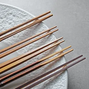 Hochwertige japanische Bambus-Essstäbchen im Vintage-Stil mit spitzen Enden im Set