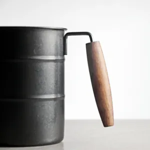 Tasse rétro en acier inoxydable 304 noir avec poignée en bois pour le camping.