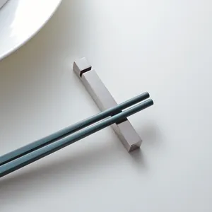 Reposapalillos minimalista de acero inoxidable 304 para una mesa de comedor elegante