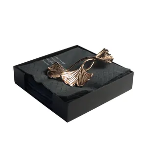 Eleganter schwarzer Serviettenhalter aus Edelstahl mit goldenem Ginkgoblatt
