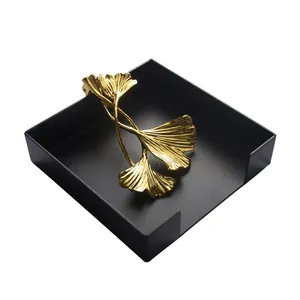 Eleganter goldener Ginkgoblatt-Serviettenhalter aus Edelstahl mit schwarzem quadratischem Sockel