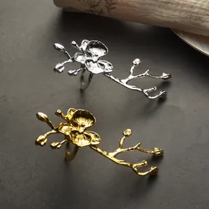Elegantes servilleteros con forma de rama de orquídea en acabados oro y plata de lujo