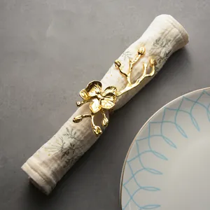 Elegante servilletero de orquídea dorada para decoración de mesa de lujo y cenas