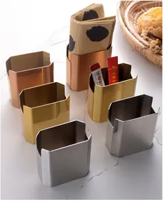 Vue détaillée de supports géométriques en acier inoxydable en or, argent et rose