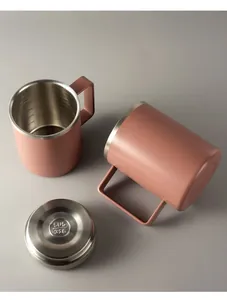 Detail einer Tasse aus Edelstahl SUS 316 mit Messskala im Inneren und einem Deckel