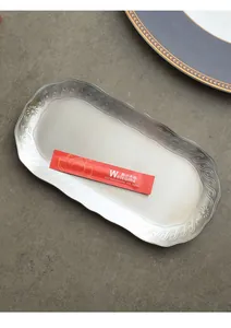 Detail van de roestvrijstalen schaal in Europese stijl met decoratieve reliëfranden.