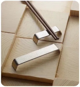 Dettaglio del poggia bacchette in acciaio inox 304 con raffinata finitura martellata