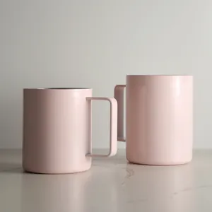 Minimalistische roze 316 roestvrijstalen dubbelwandige mokken in twee maten op marmer