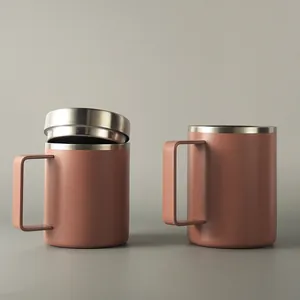 Zwei matte rosafarbene 316 Edelstahlbecher mit Deckel und quadratischem Griff