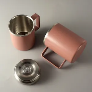 Becher aus 316er Edelstahl in Staubrosa mit interner Messskala und dem passenden Deckel