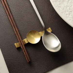 Elegante poggia bacchette e supporto per cucchiaio in acciaio inossidabile dorato
