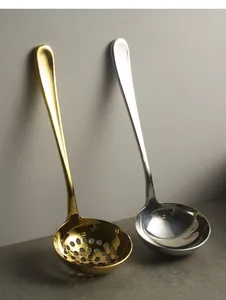 Detail von goldenen und silbernen Edelstahllöffeln mit Hochglanz-Finish