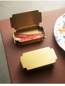 Detalle de la caja de acero inoxidable dorada para palillos, abierta y cerrada
