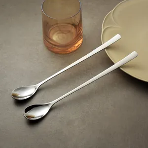 Twee elegante roestvrijstalen roerlepels met lange steel voor koffie of cocktails
